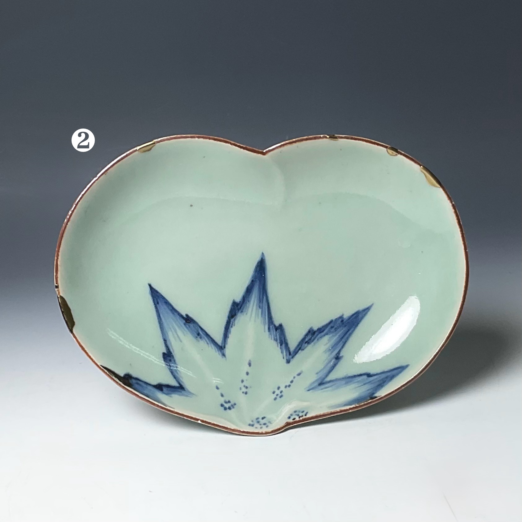 A 古九谷青磁染付陽刻茄子形紅縁端皿❷