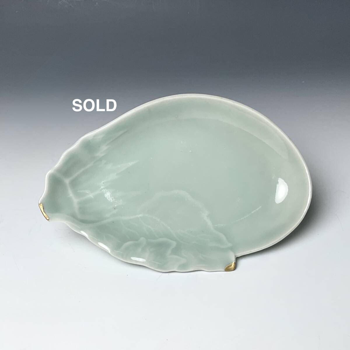 SALE A 柿右衛門青磁茄子陽刻茄子形平向付