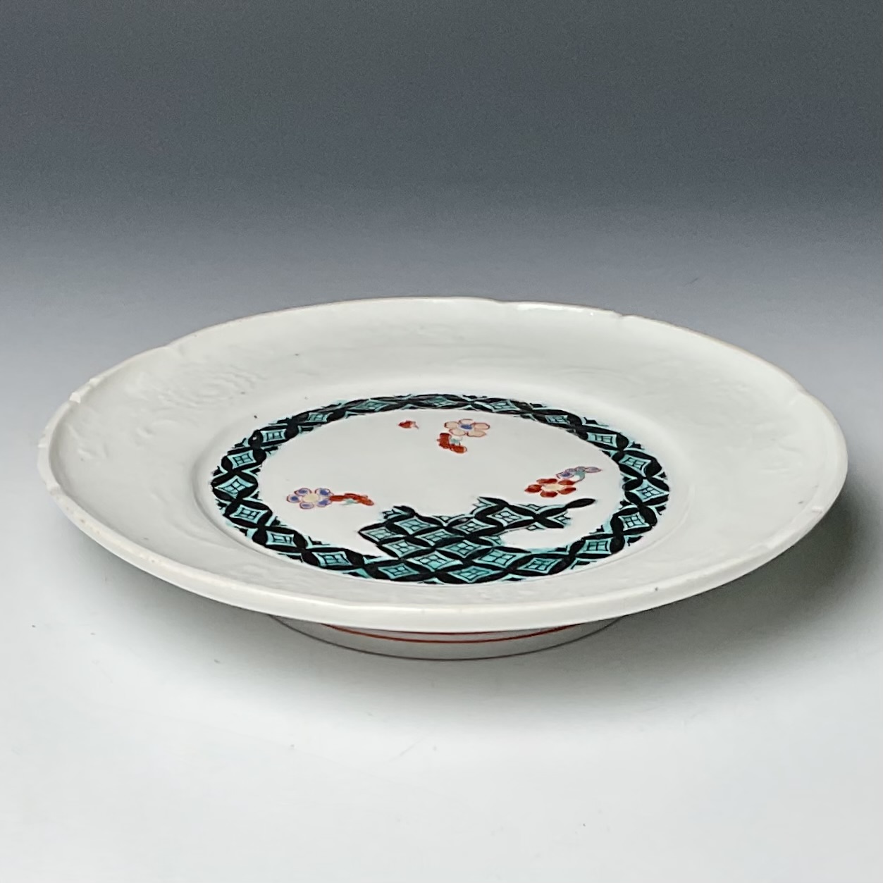 A SALE 初期柿右衛門初期赤絵七宝繋陽刻流水菊文五寸台皿