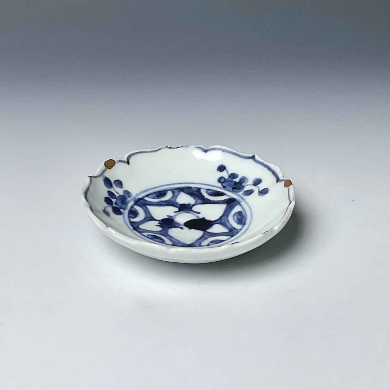 A 初期伊万里花白抜文輪花小皿平盃ぐい呑み