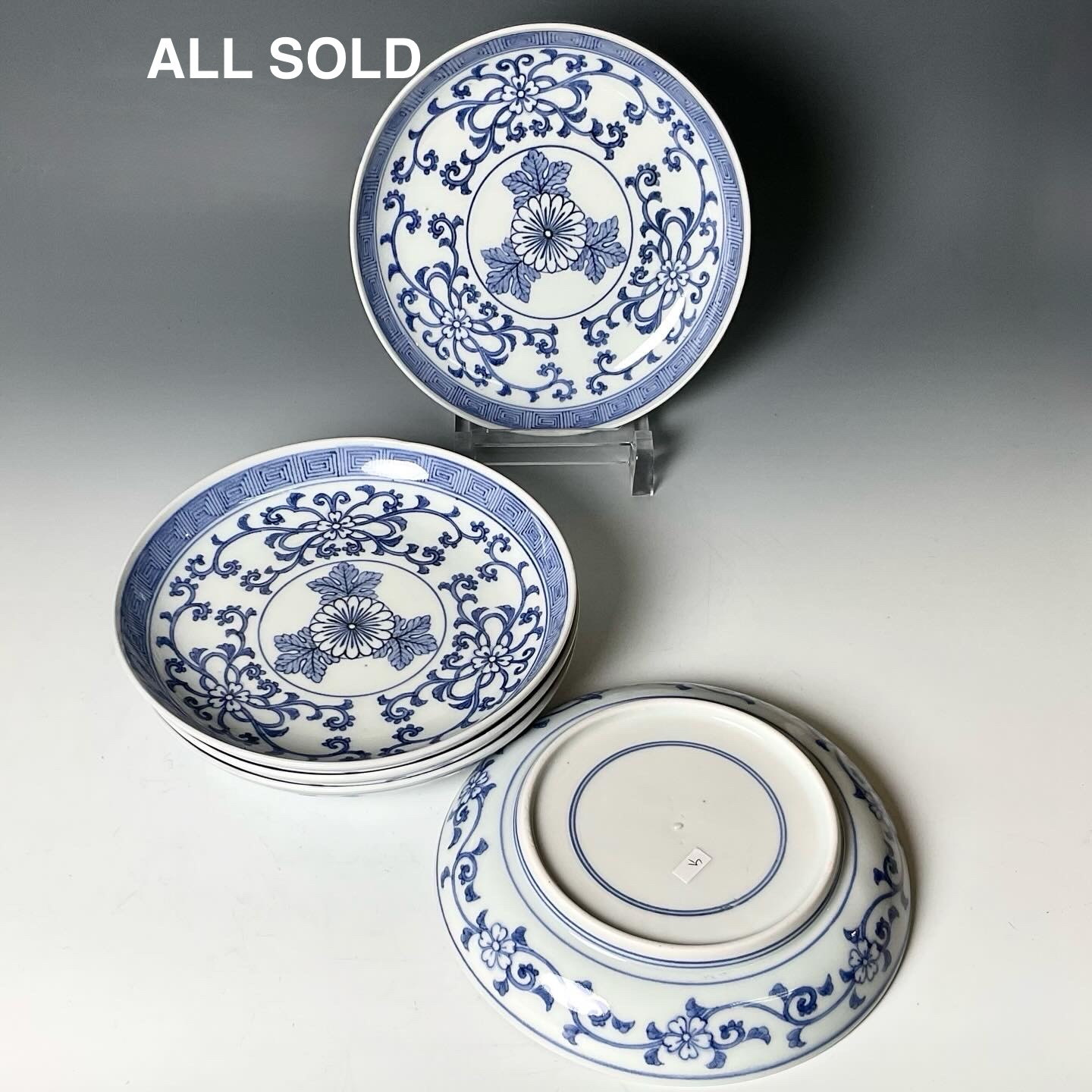 伊万里江戸中期菊花紋章桜花唐草五寸皿