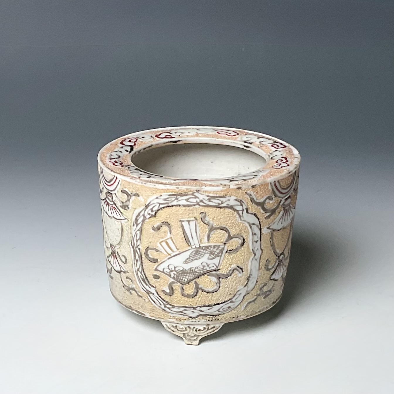 A 古九谷色絵金銀彩吉祥文三脚付香炉