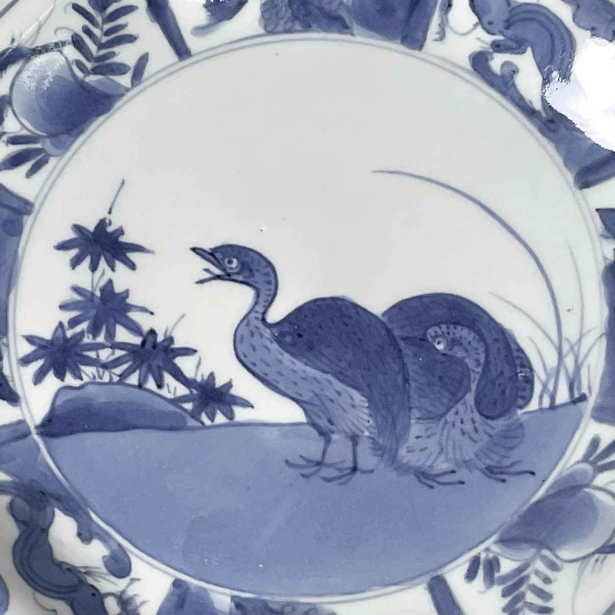 A 藍九谷鶉草花魚文八角七寸皿