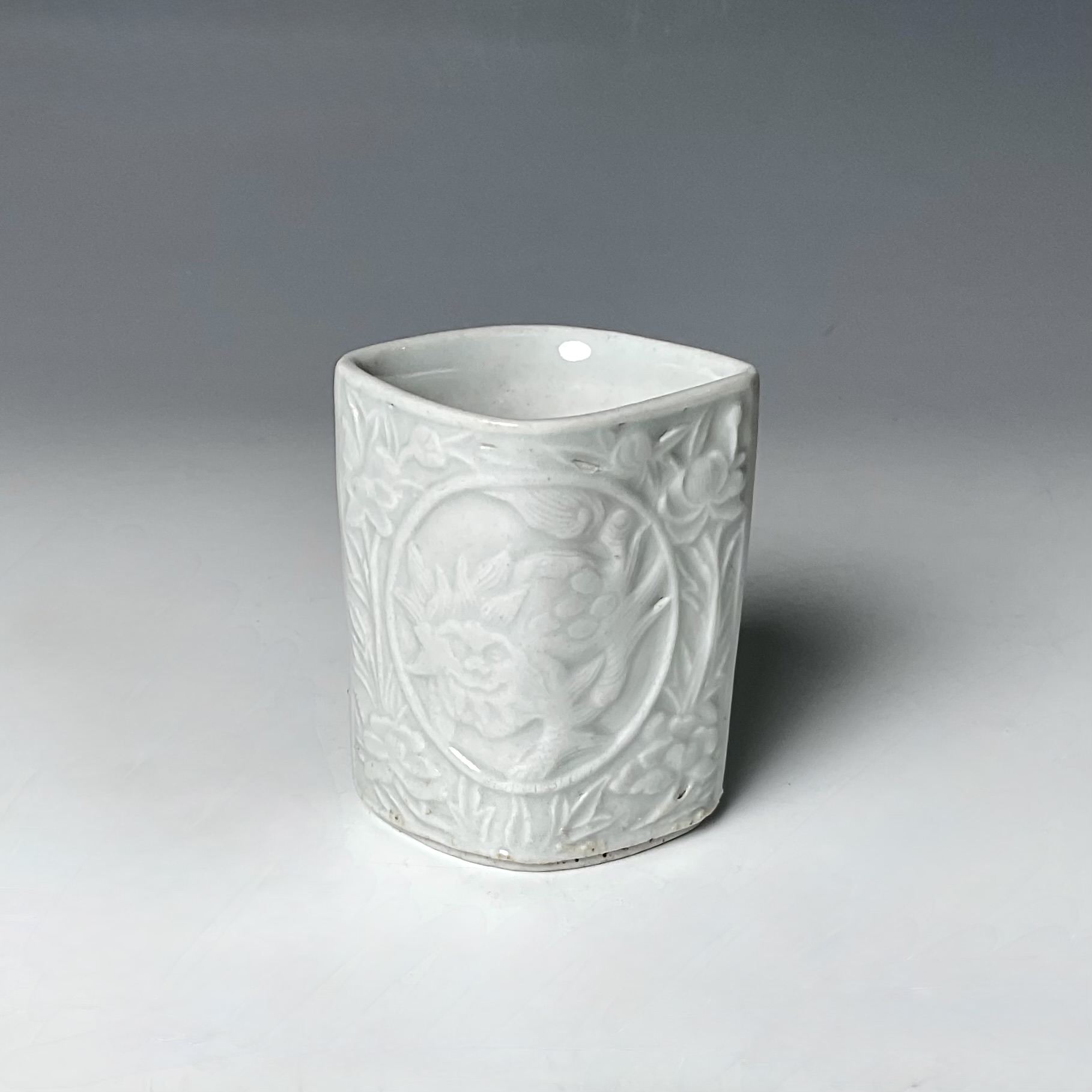 A 古九谷白磁陽刻唐獅子唐草文筒向付猪口ぐい呑み