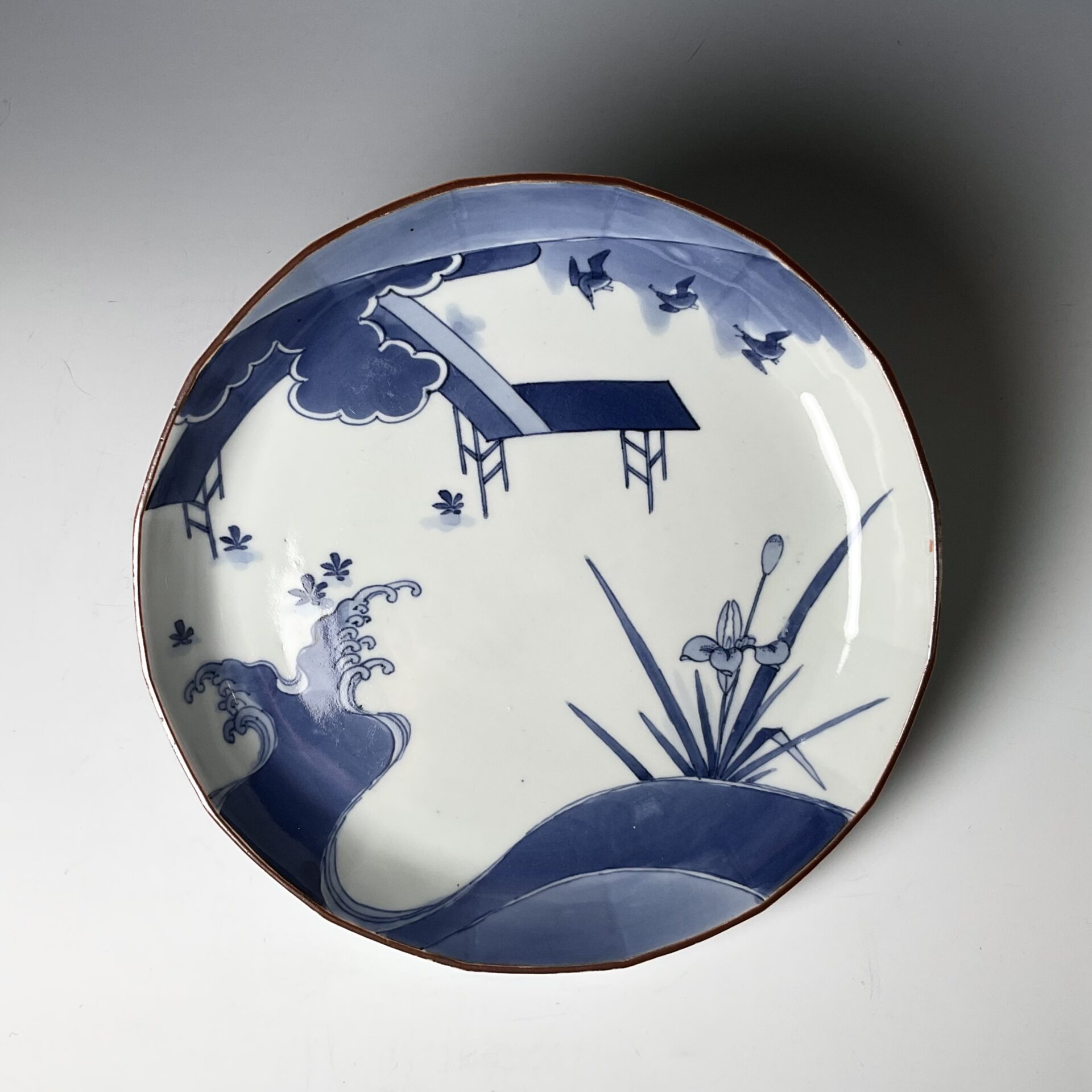 A 藍柿右衛門菖蒲波頭紅縁七寸皿