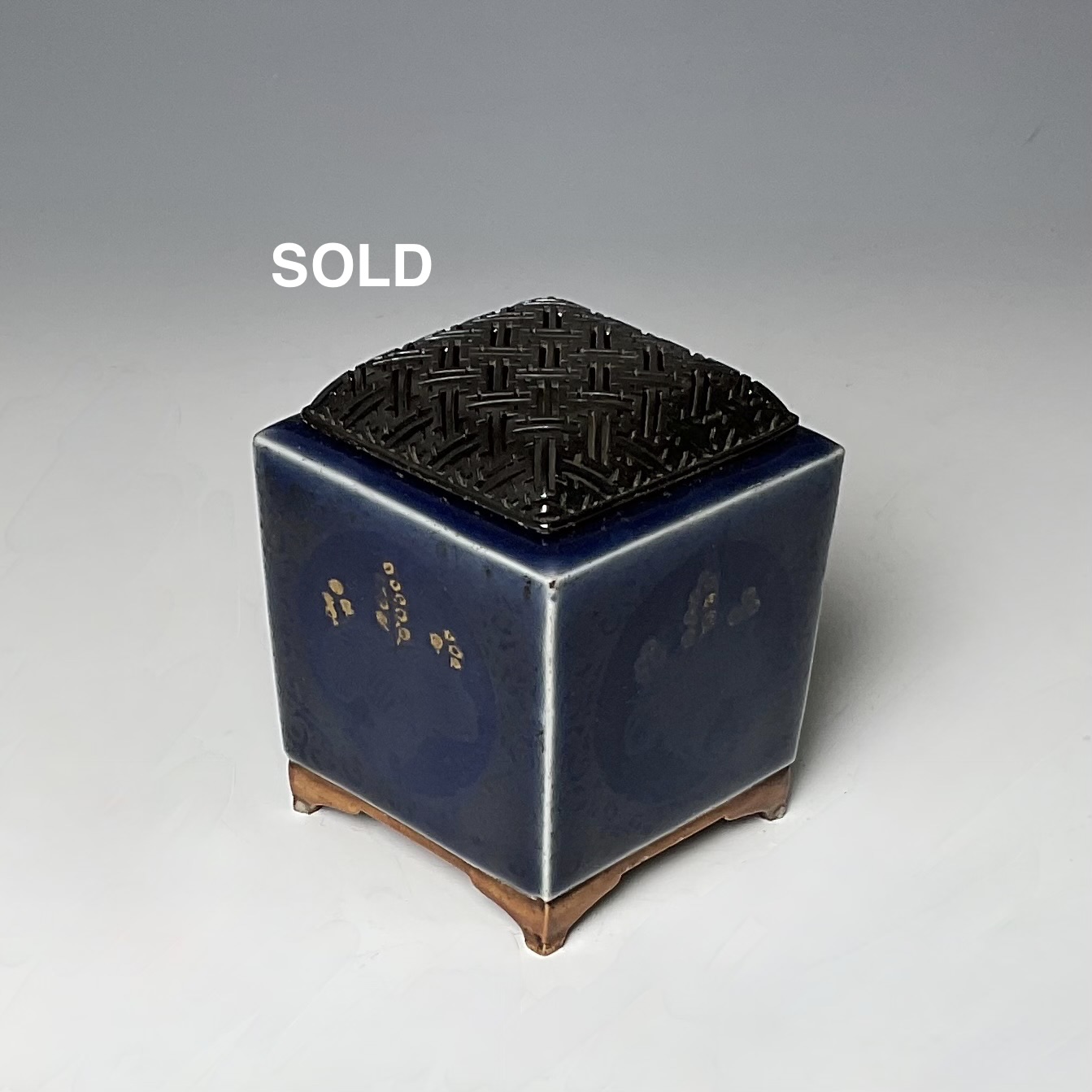 瑠璃錆釉古九谷金銀彩桐家紋四方形香炉銀火屋付